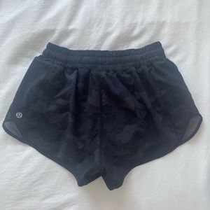 Lululemon hotty hot shorts 2.5” black camo